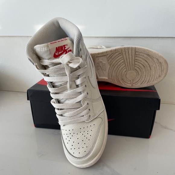 Nike Air Jordan’s 1 Retro High OG BG - High Sail/University Red - Picture 3 of 5